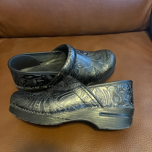 Dansko professional black tooled clog - Picture 3 of 3